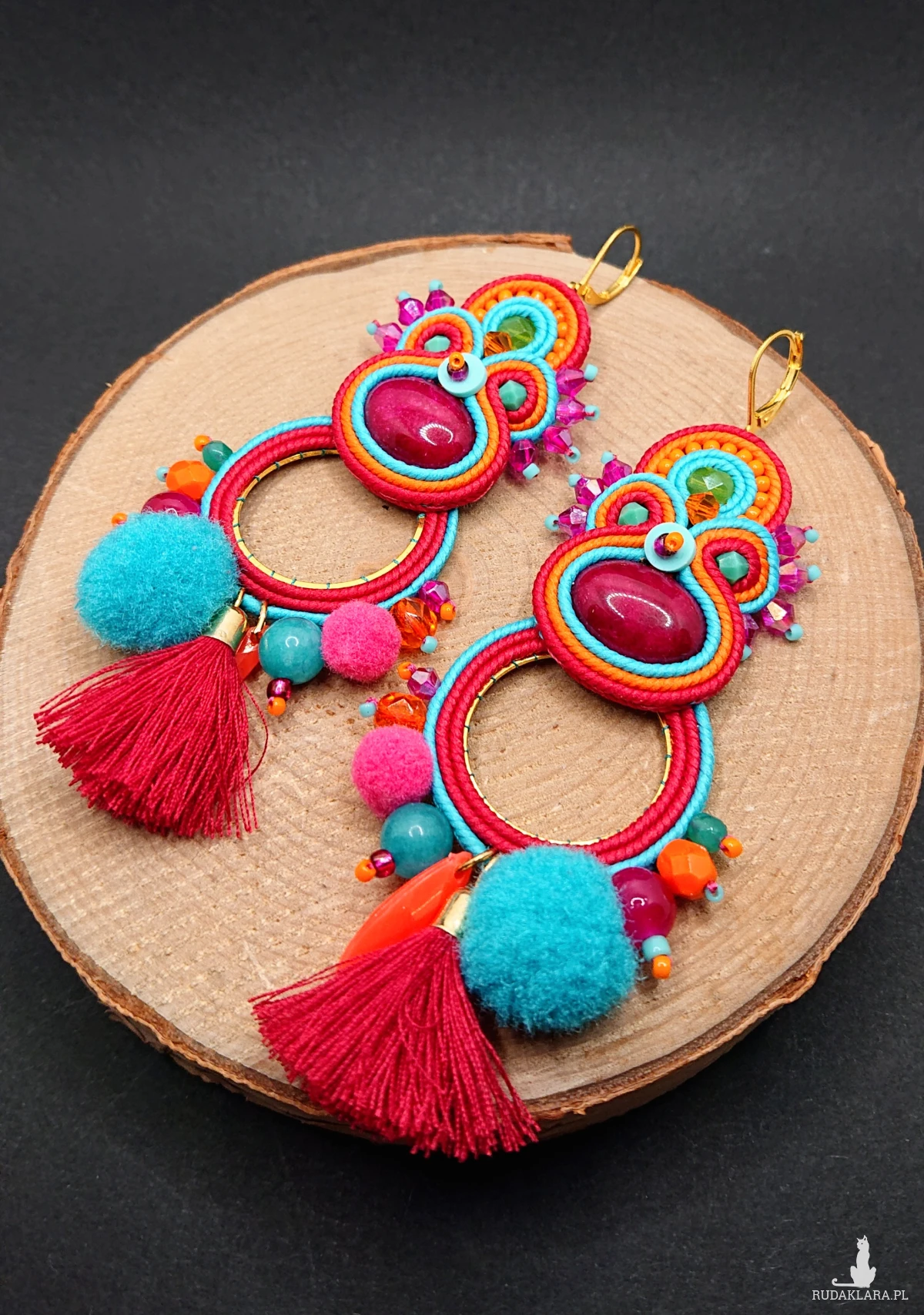 DŁUGIE KOLOROWE KOLCZYKI SUTASZ Z POMPONAMI